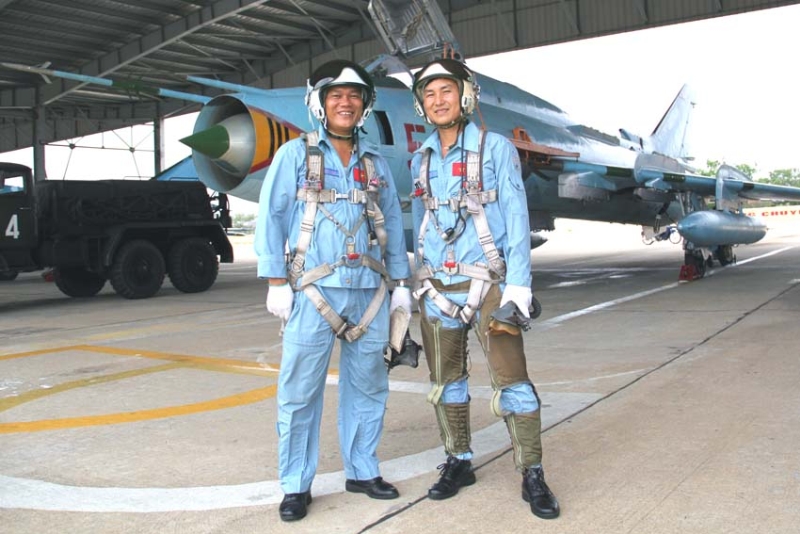 Niềm vui của các phi công trẻ sau chuyến bay